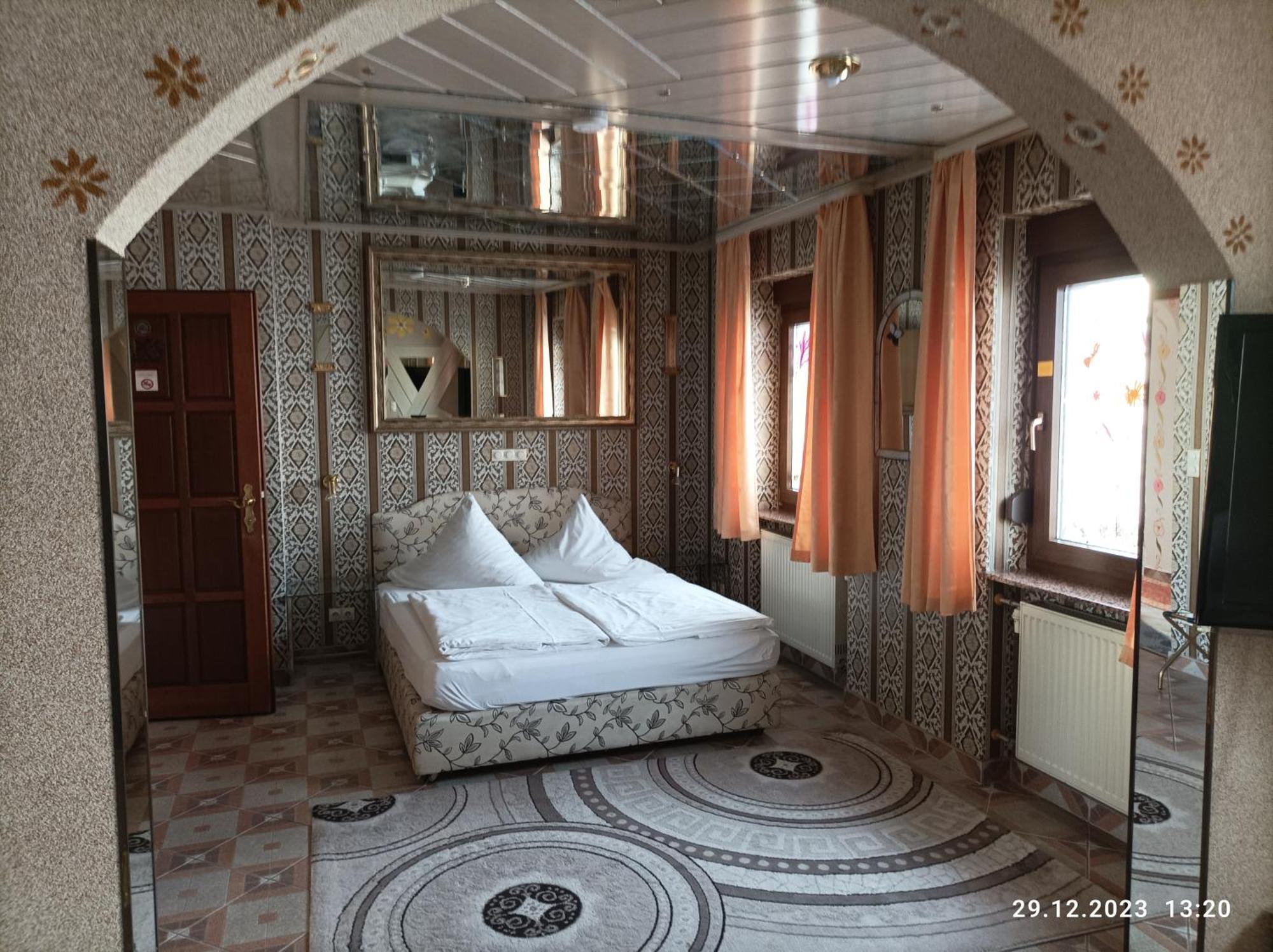 Central Hotel Schwetzingen Bagian luar foto